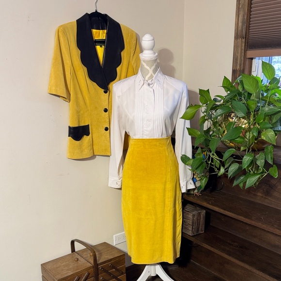 Vintage “Danier Leather” Skirt / Blazer Set - Picture 16 of 16